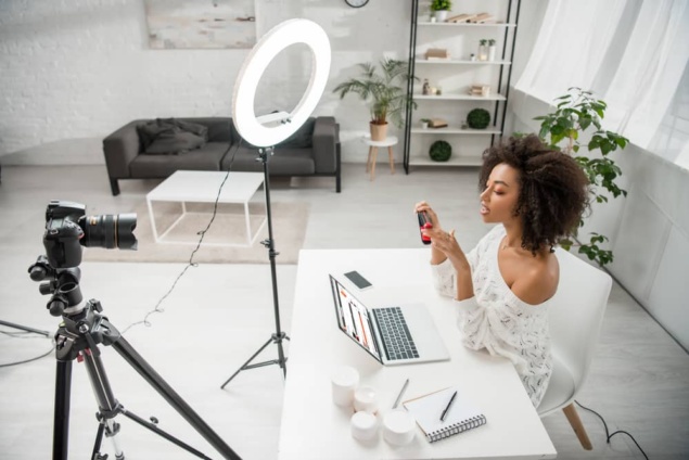 Influencer creating sponsored content for performance-based marketing.