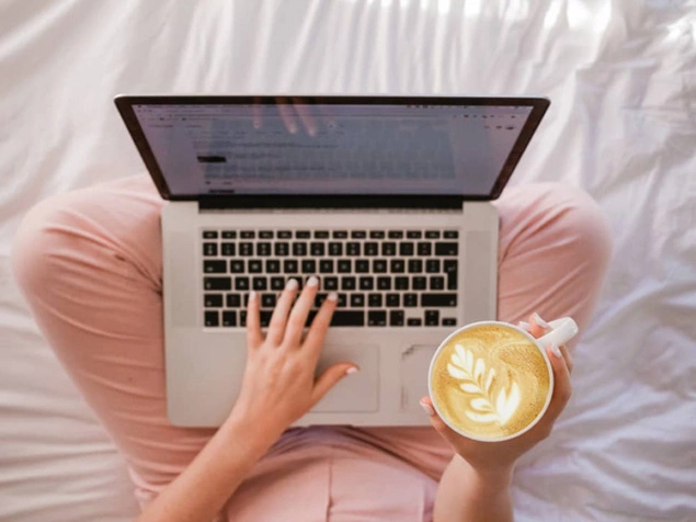 laptop-coffee-mug-bed